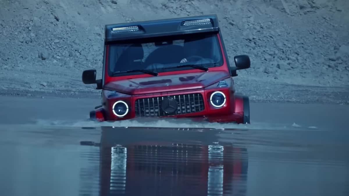 Mercedes-AMG G63 4x4 Squared driving through water