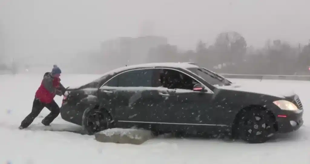 Mercedes S-Class struggling in snow