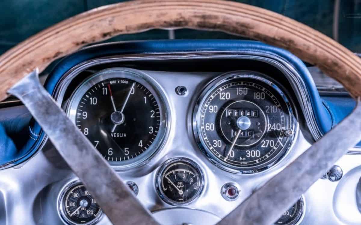 The wooden steering wheel and dashboard on the Mercedes Silver Arrow.