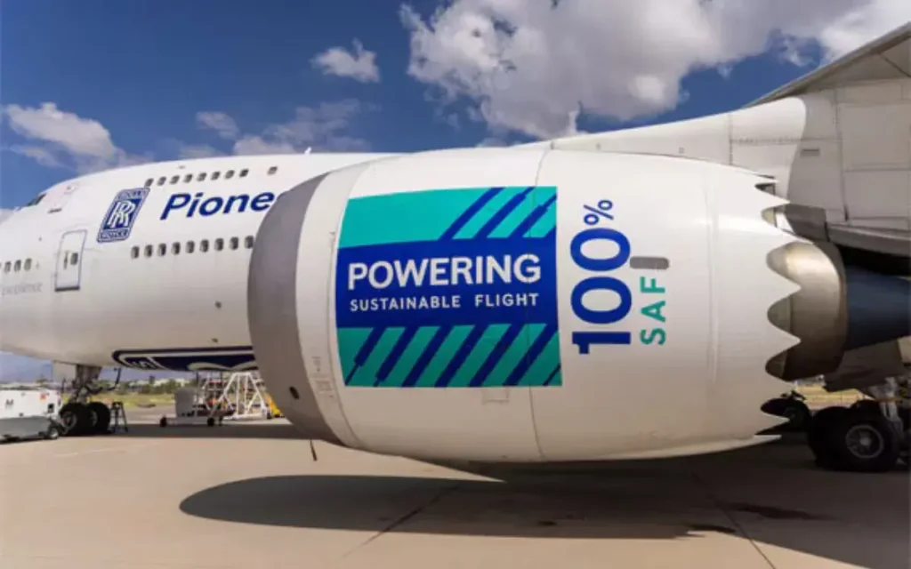 Mind-blowing footage showing size comparison between Rolls-Royce plane engine and human