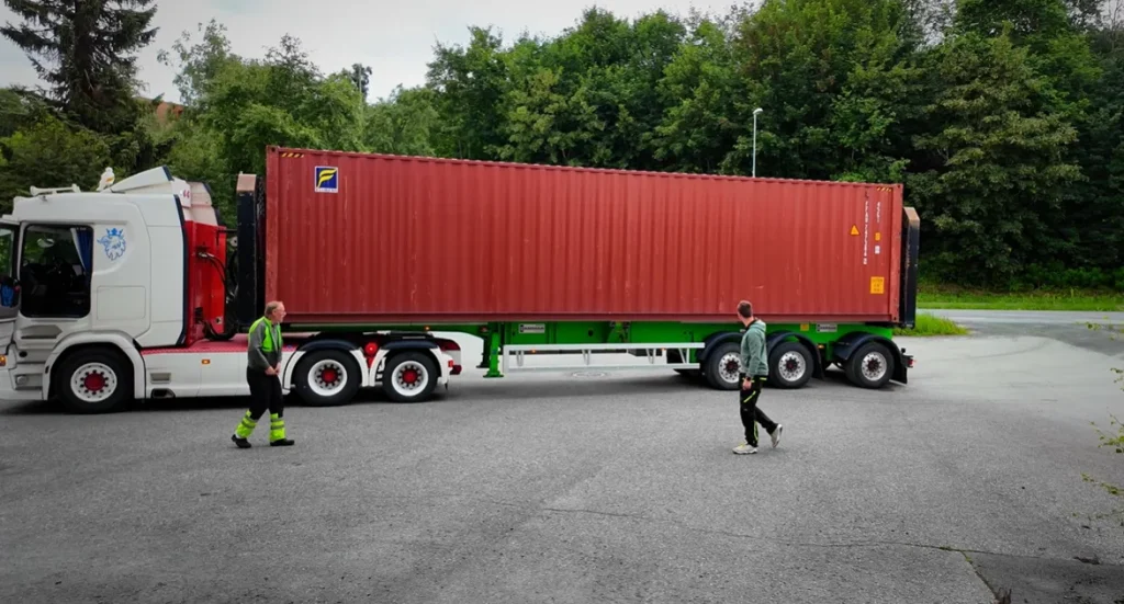 Man buys 20 tons of mini excavators from China and is left stunned with what arrives