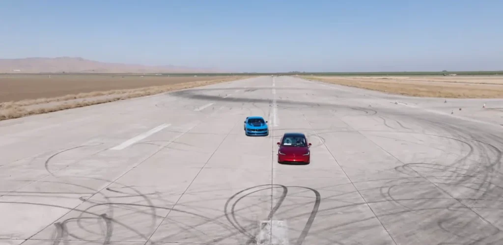 Tesla Model 3 races a Ford Mustang Dark Horse and the result was incredibly close despite $30,000 difference