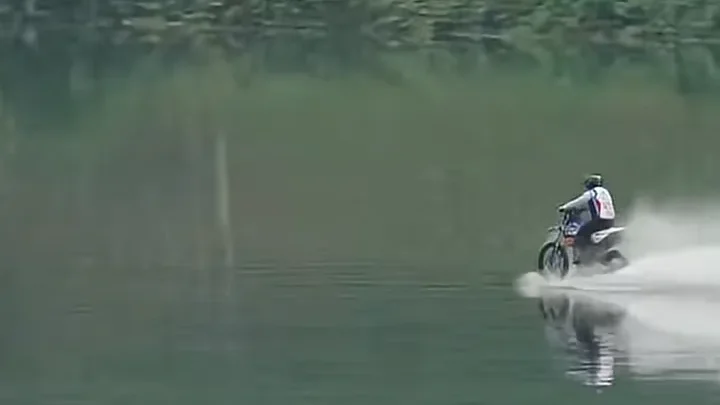Man sets new Guinness World Record by riding a motorcycle across water in absolutely wild footage