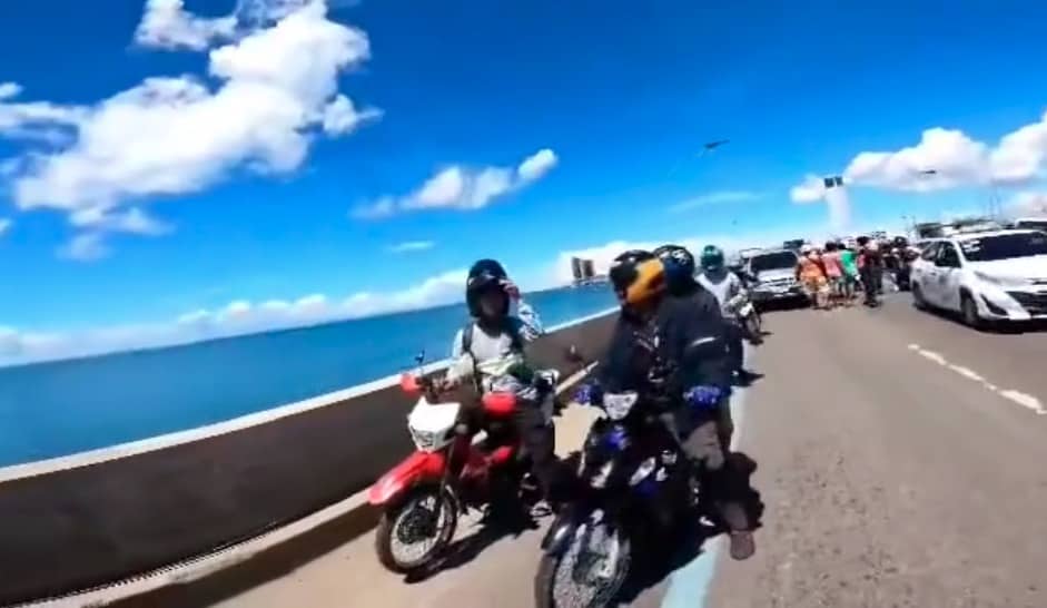 Cash flies out of motorcyclist's backpack in the Philippines