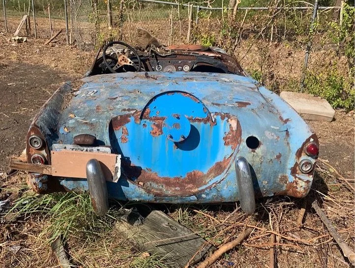 Mystery car discovered in Texas field no one on the internet can work out and there's not even any clues