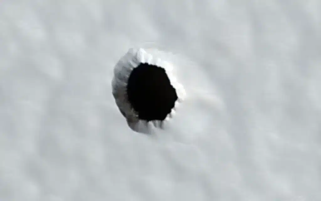 NASA nimmt ein Bild eines mysteriösen Lochs auf der Marsoberfläche auf