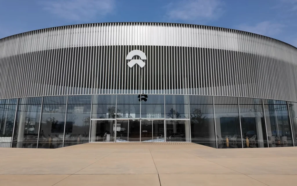 A man waiting impatiently for his Chinese car, the NIO EL8 Executive, decided to fly to China just to watch it being built inside the NIO F2 Factory.