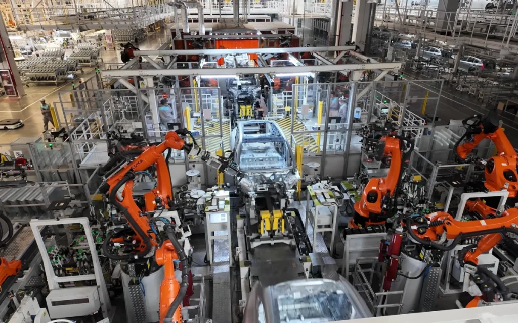 A man waiting impatiently for his Chinese car, the NIO EL8 Executive, decided to fly to China just to watch it being built inside the NIO F2 Factory.