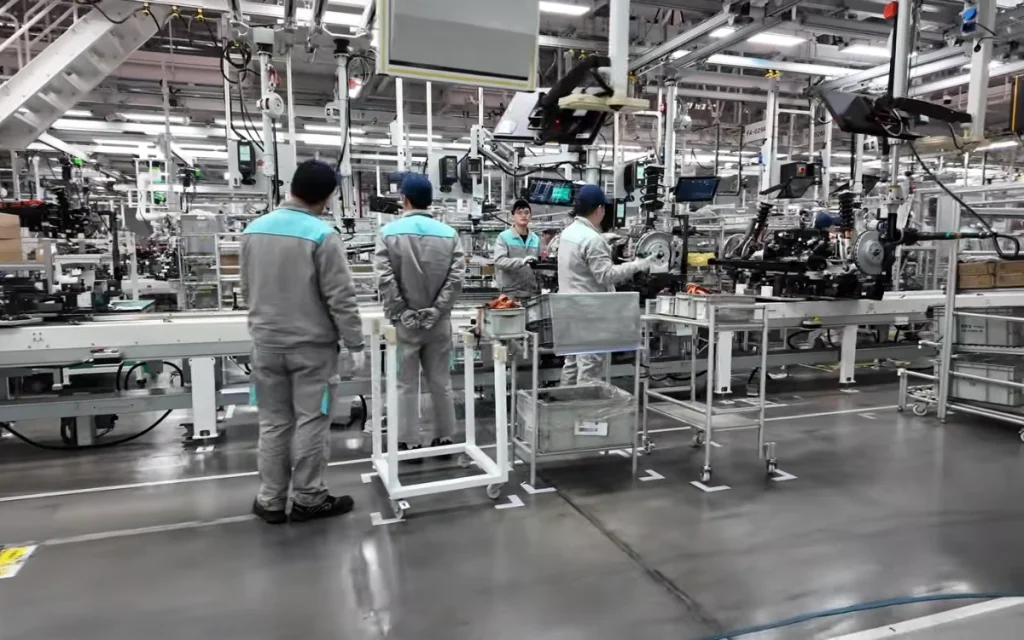 A man waiting impatiently for his Chinese car, the NIO EL8 Executive, decided to fly to China just to watch it being built inside the NIO F2 Factory.