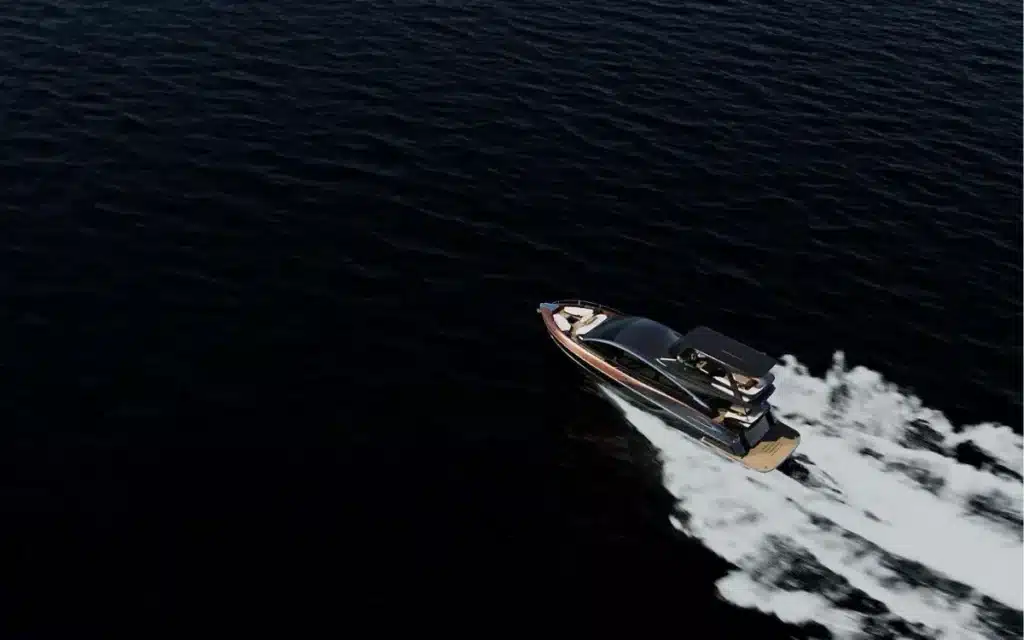 Laxus LY680 cruising in sea