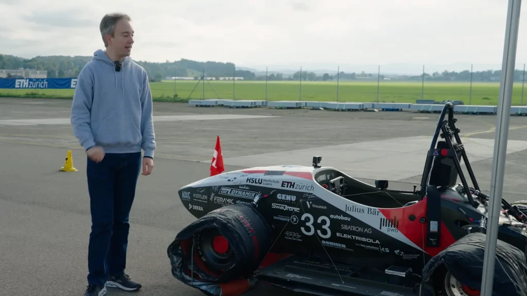 Man shows what it's like to be traveling in an F1 car as a non-F1 driver to show how wildly different it is when you're not a professional