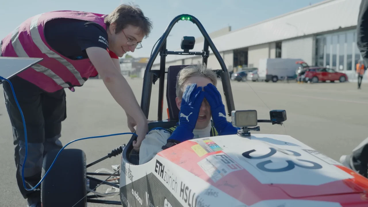 Man shows what it's like to be traveling in an F1 car as a non-F1 driver to show how wildly different it is when you're not a professional