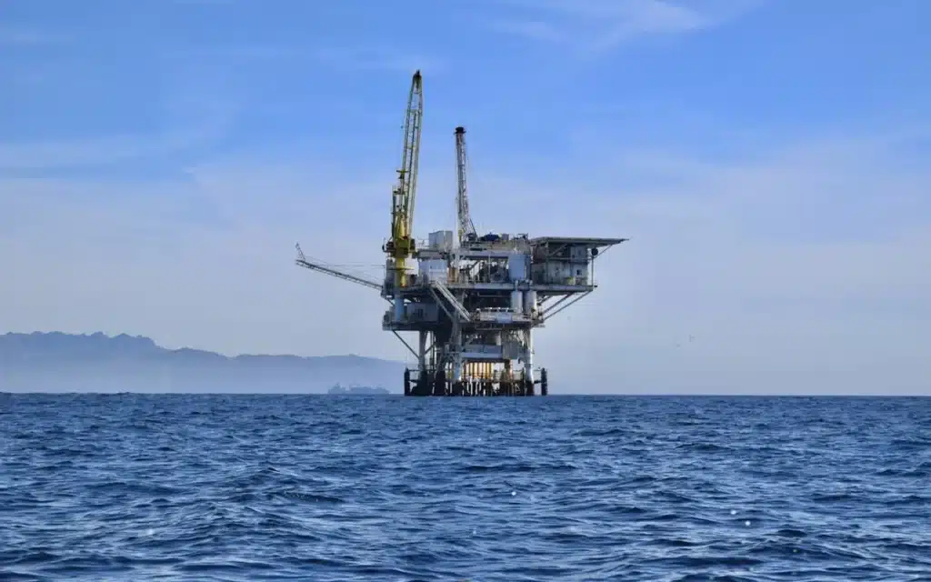 The fascinating method of how oil rigs are installed and remain so stable deep has been revealed, solving one of the ocean's biggest mysteries