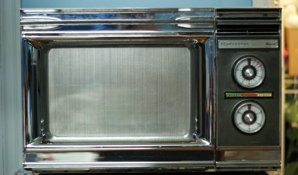 US couple still use a microwave from 1946 proving that old technology can be gold