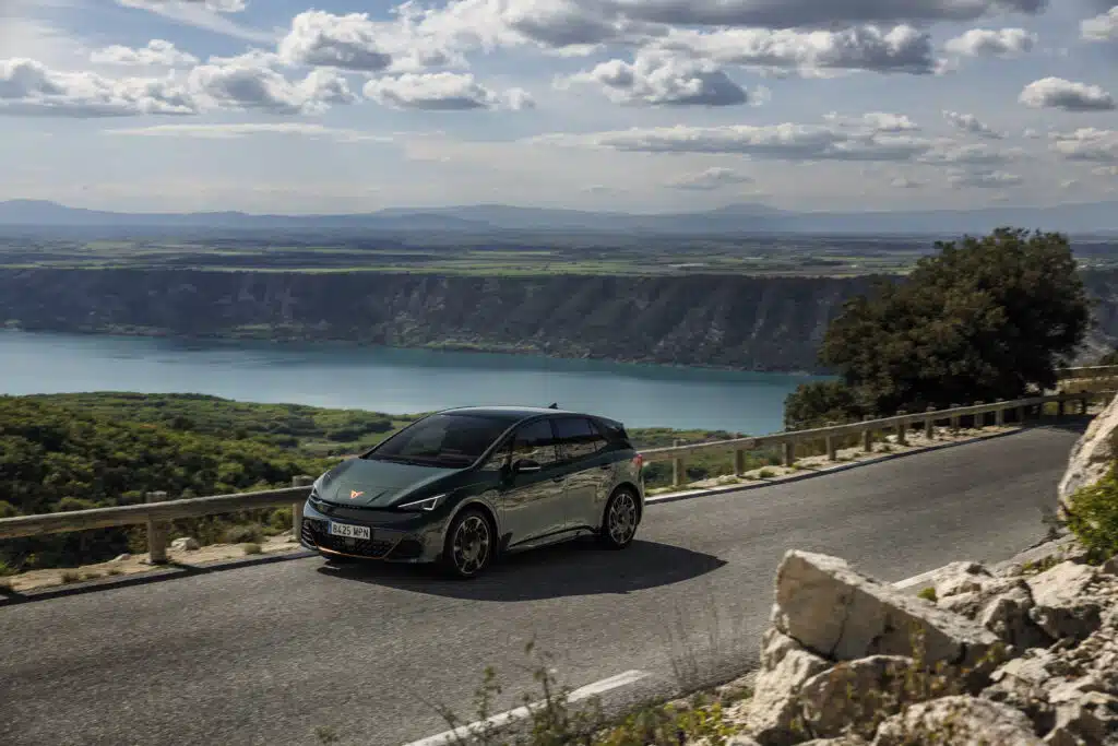 مدلهای برقی فولکس واگن منجر به فروش EVE EV EV برای سال 2025 می شوند ، زیرا کاهش فروش تسلا و تغییر بازار EV به سمت رقابت گسترده برند