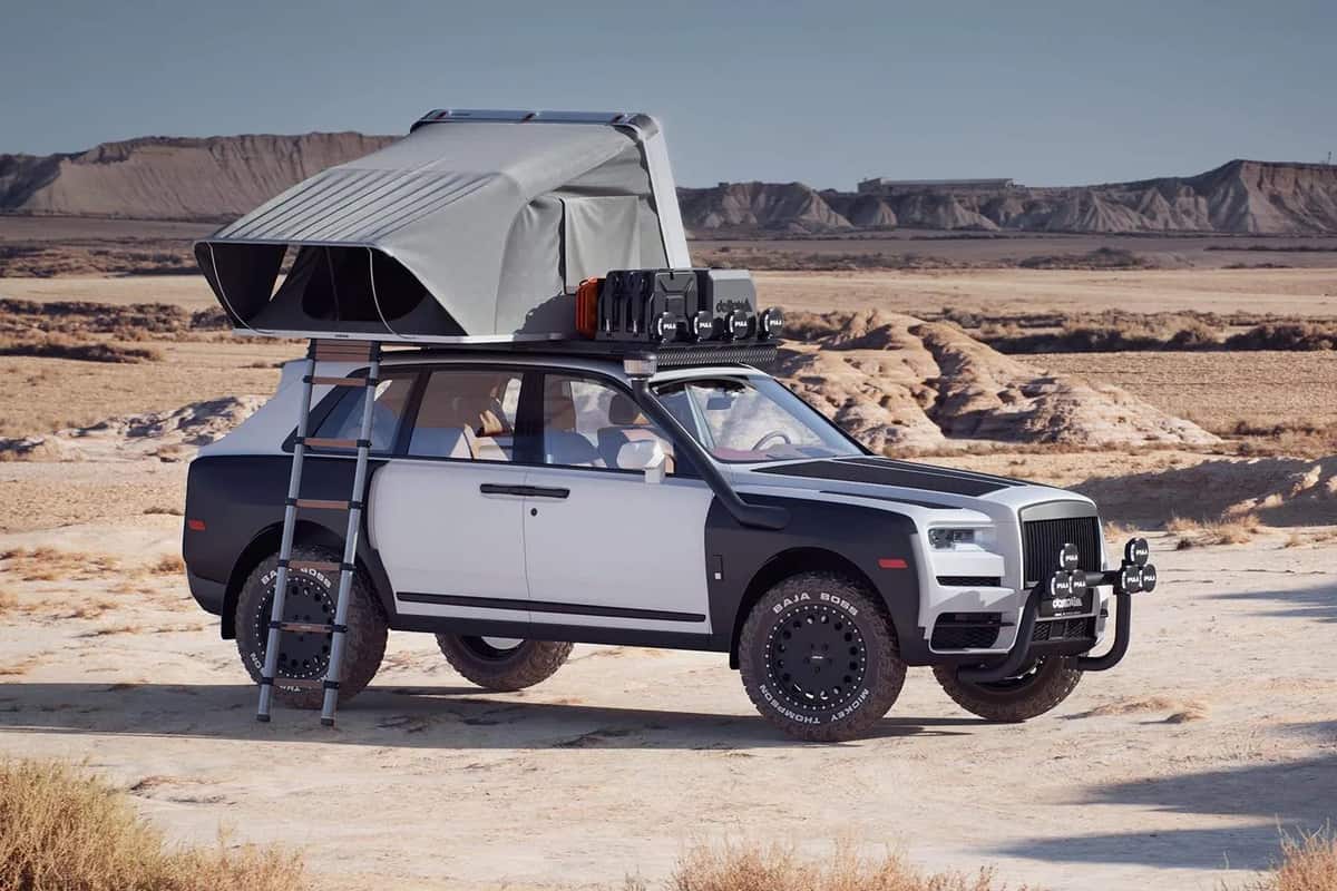 Overlanding Rolls-Royce Cullinan in the desert