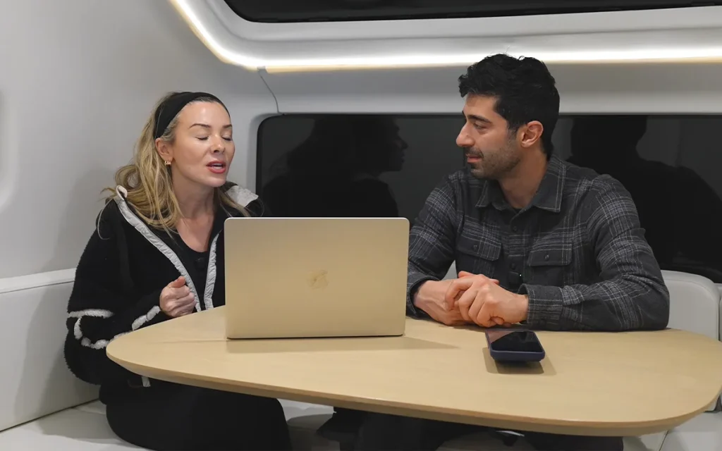 The Pebble Flow, born by former Tesla and Apple employees, is the first AI self-driving RV in the world, and this woman was stunned by its towing range impact