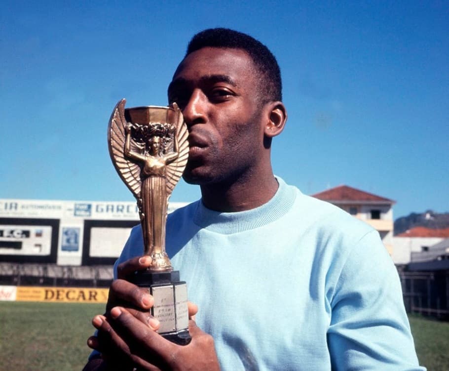 Pelé celebrating the Copa Rimet