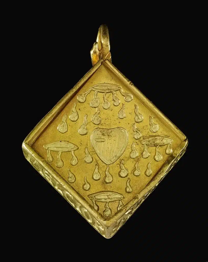 3-year-old playing with dad's metal detector unearths $4 million 500-year-old gold pendant