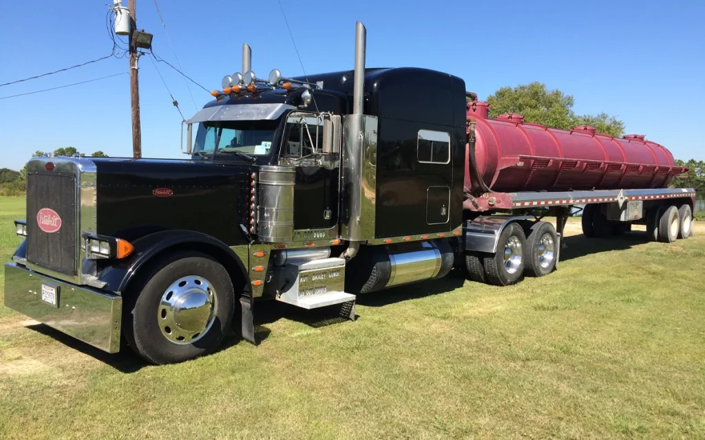After returning to the garage one year after it was bought, this Peterbilt truck left a mechanic stunned with how many miles it had traveled