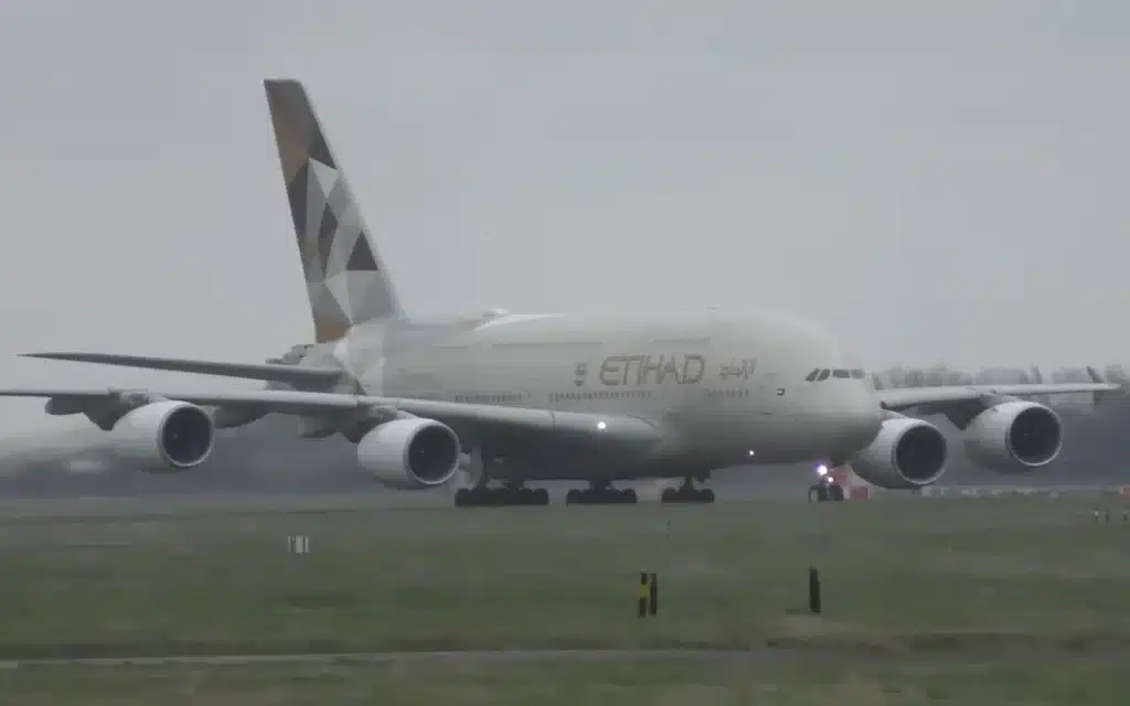 Pilot-performs-unbelievable-maneuver-landing-Airbus-A380-nearly-sideways-3