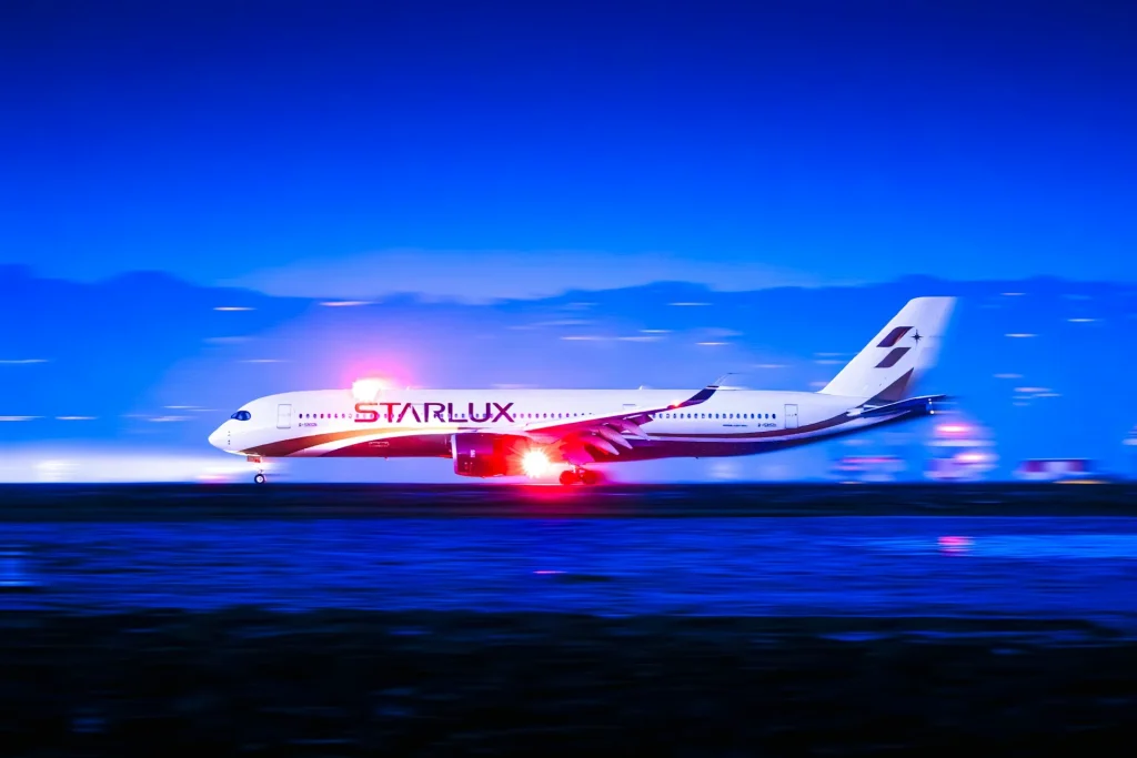 This is how a pilot can identify an aircraft's direction in seconds just by looking at its lights