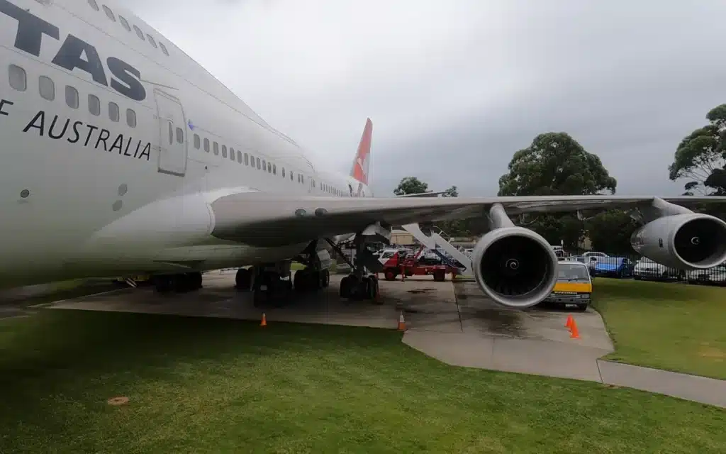 Plane-enthusiast-gives-detailed-tour-of-Boeing-747-400-shows-what-passengers-dont-see