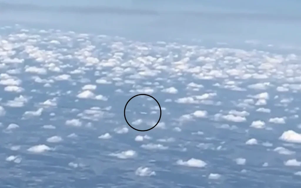 Passenger films another plane in the sky and ends up highlighting the incredible speed of air travel