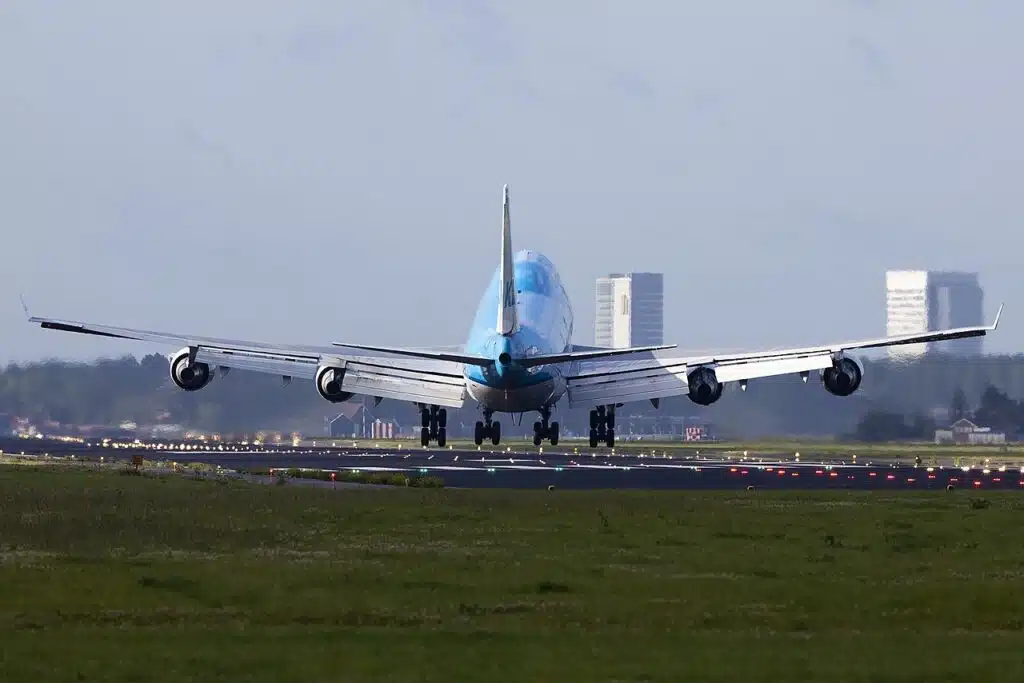 Boeing 747 tackling crosswinds