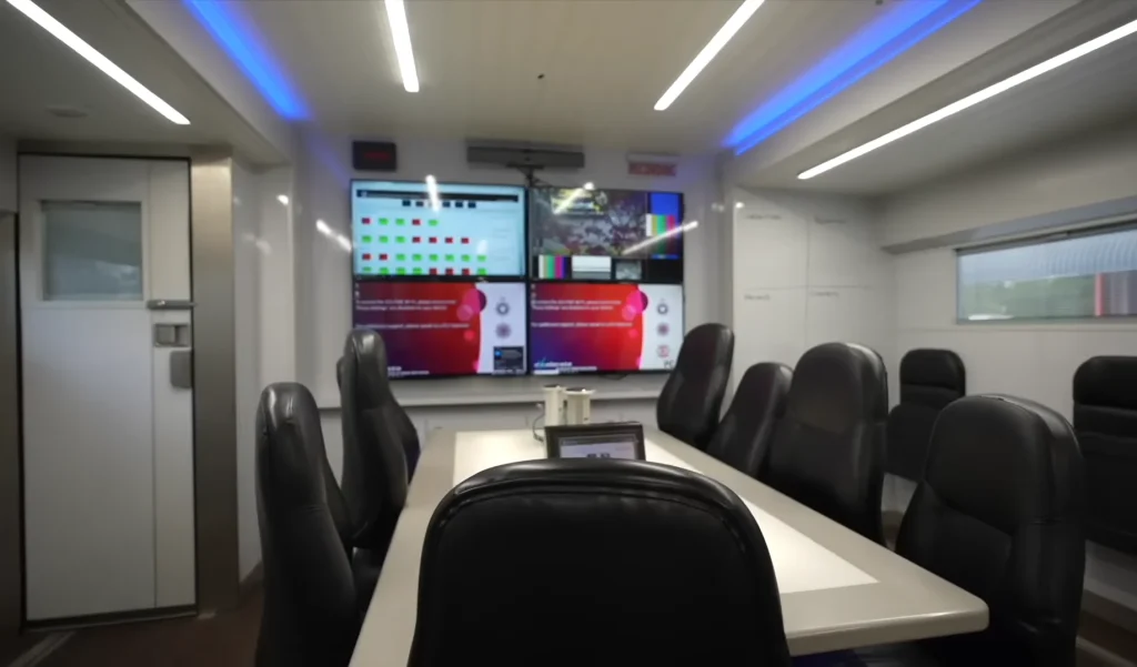 Man gives ultra rare look inside police command vehicle to show civilians something they'd never see