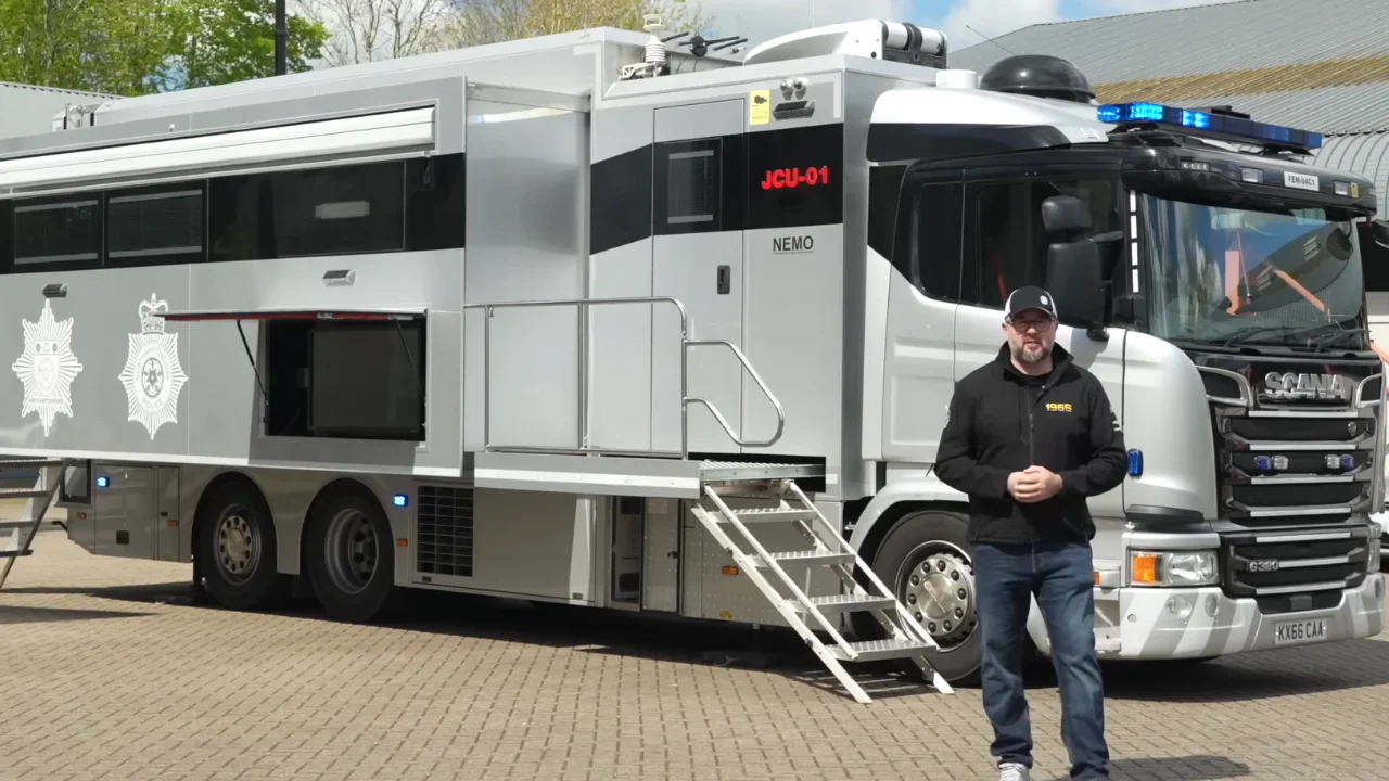 Man gives ultra rare look inside police command vehicle to show civilians something they'd never see
