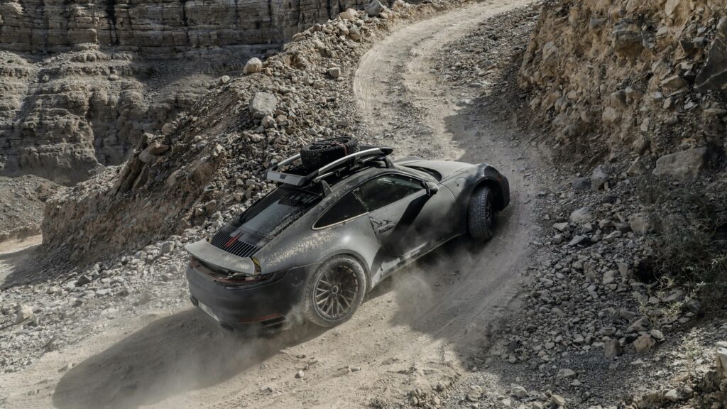 Porsche 911 Dakar on gravel