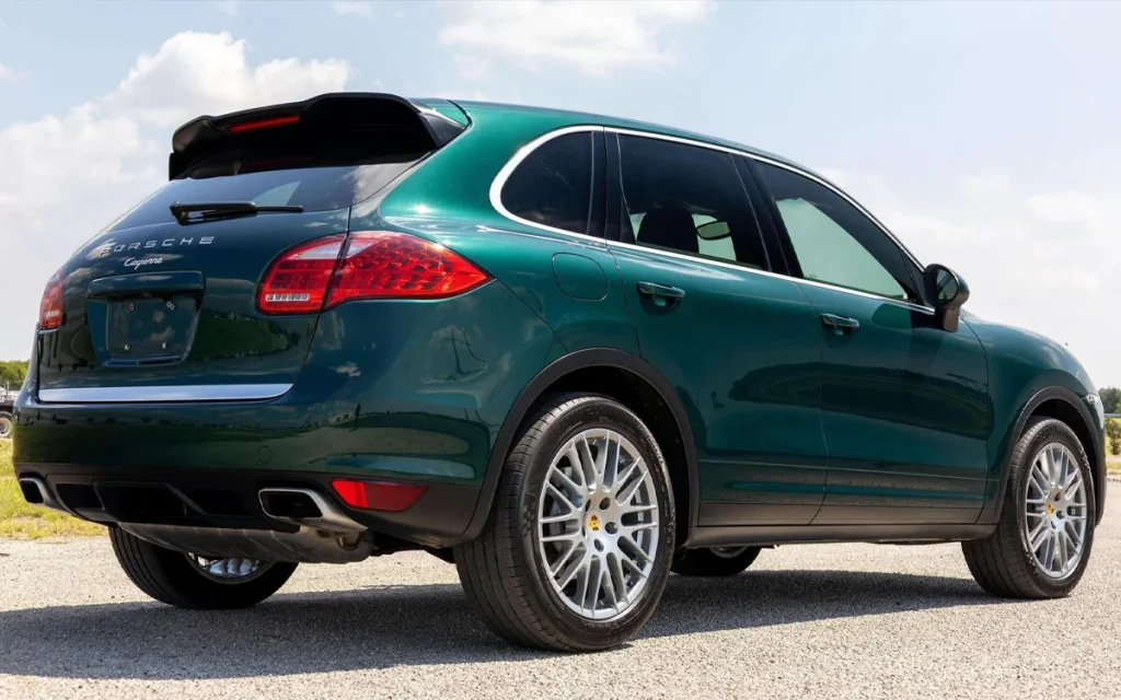 This 2014 Porsche Cayenne just stunned everyone by selling at auction for $125,000, and it is all because of its rare manual transmission