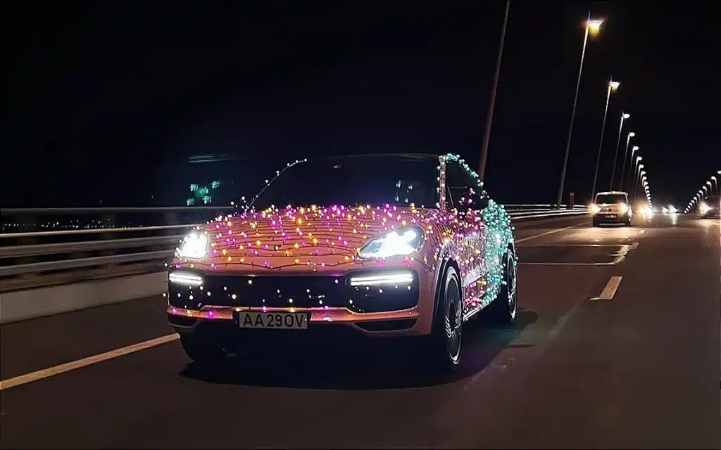 Porsche Cayenne coupe Christmas lights