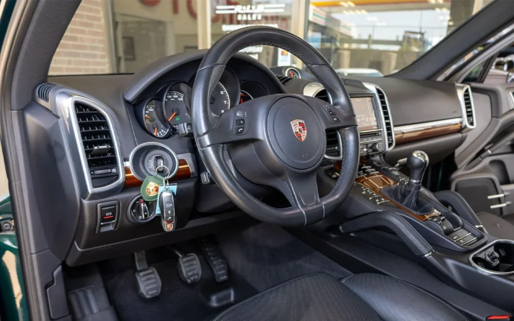 This 2014 Porsche Cayenne just stunned everyone by selling at auction for $125,000, and it is all because of its rare manual transmission