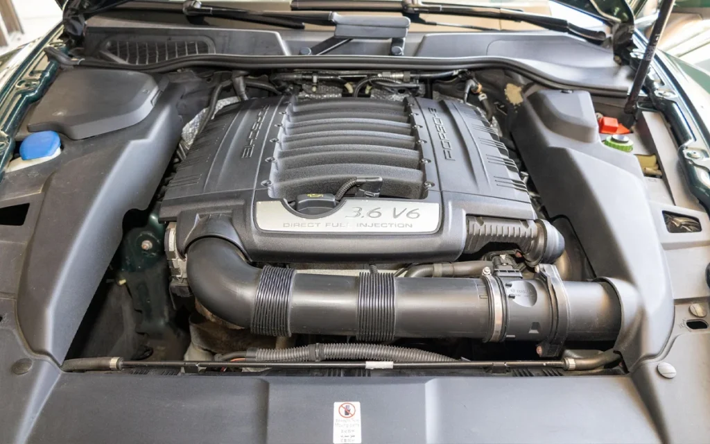 This 2014 Porsche Cayenne just stunned everyone by selling at auction for $125,000, and it is all because of its rare manual transmission