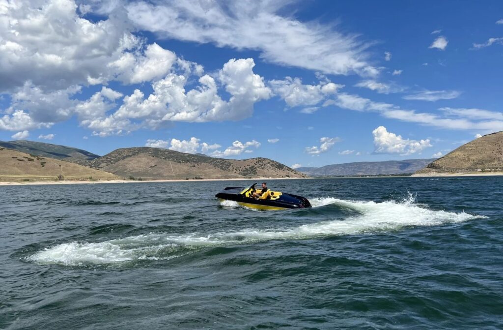 Porsche lookalike speedboat making waves
