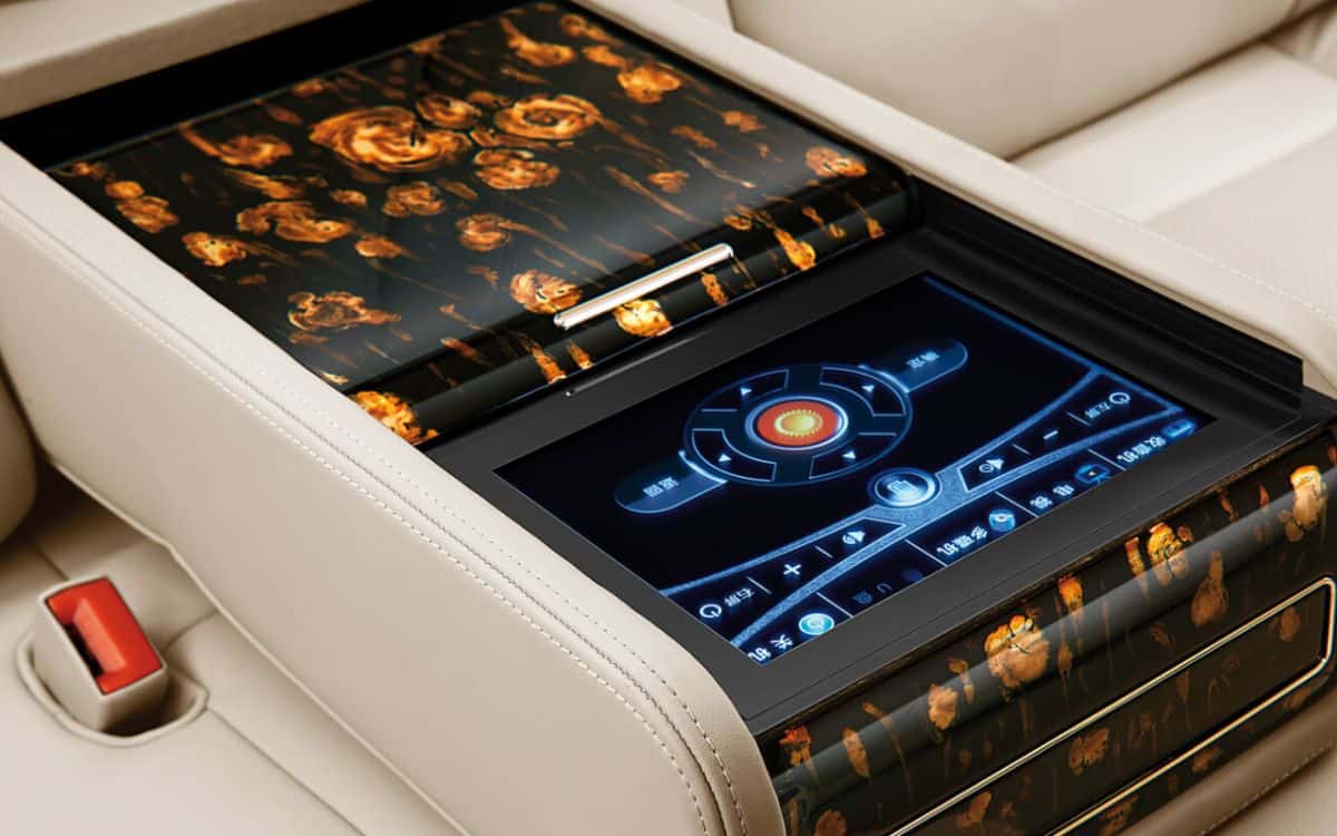 The center console of the Hongqi L5.
