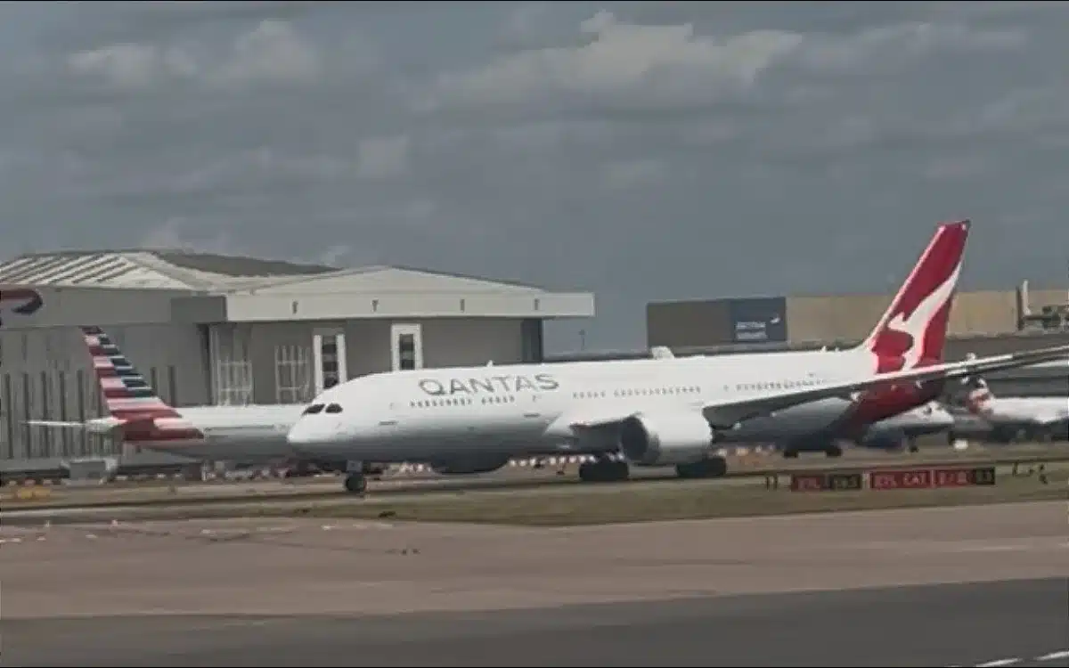Side by side video reveals massive size difference between a Qantas Boeing 787 and everything else