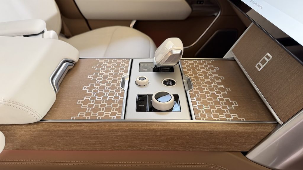 Range Rover SV Pearl Luster unveiled and it's a 1-of-1 model with very luxurious details and styling all over it