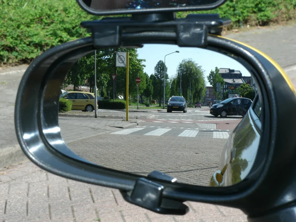 Using this simple mirror trick will eliminate blind spots without using a camera or any extra tools