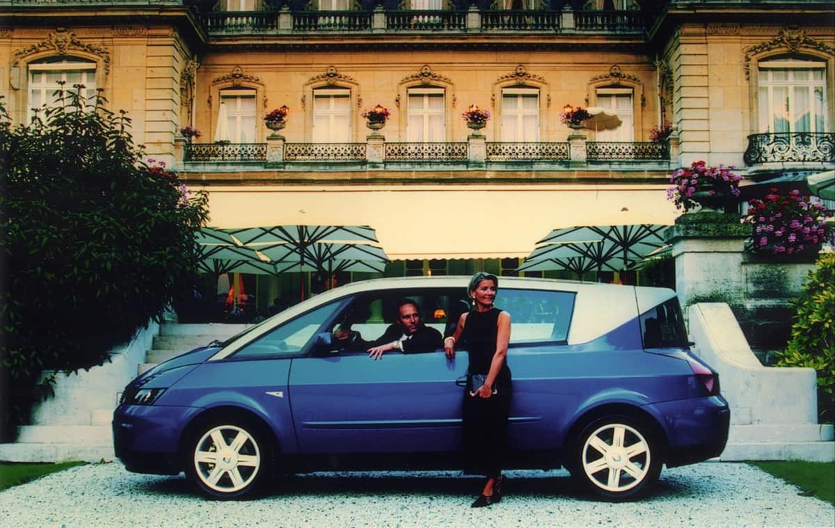Renault Avantime parked outside a villa