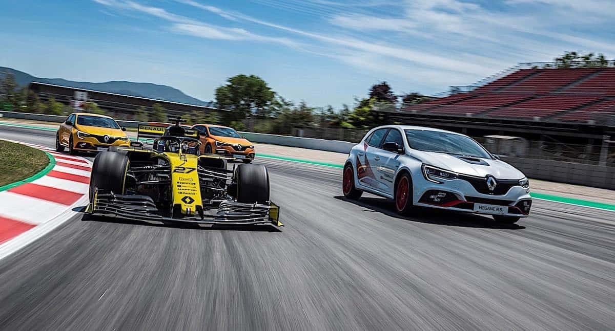 Renault F1 car with the Megane R.S. Trophy and Trophy-R