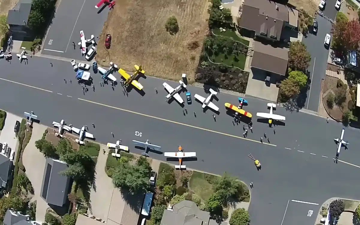 Residents of this town in California park airplanes in front of their houses instead of cars