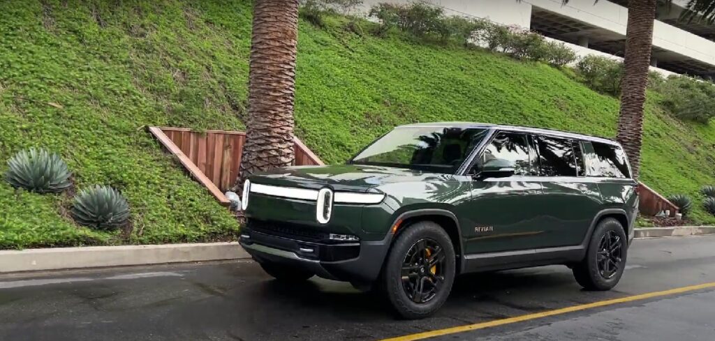 Rivian R1S, rear and side