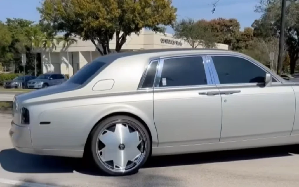 The Rolls-Royce Phantom has once again captured the internet’s attention, this time thanks to its mesmerizing floating wheel center caps.