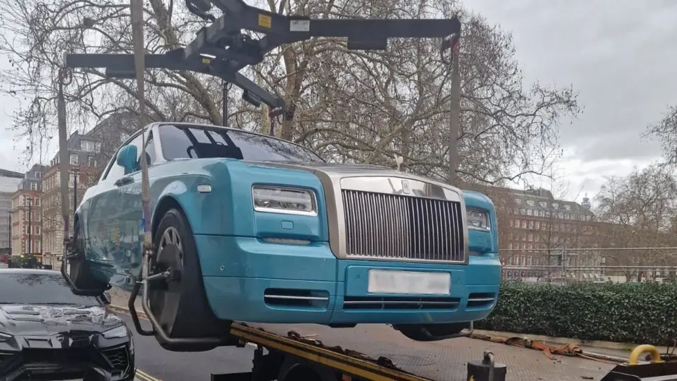 Unexpected sight in London as Saudi millionaire’s $330,000 Rolls-Royce is towed by local authorities