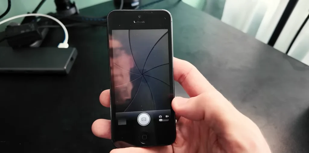 Australian shows what happens when you force an iPhone to run 2 versions of iOS and it got very interesting