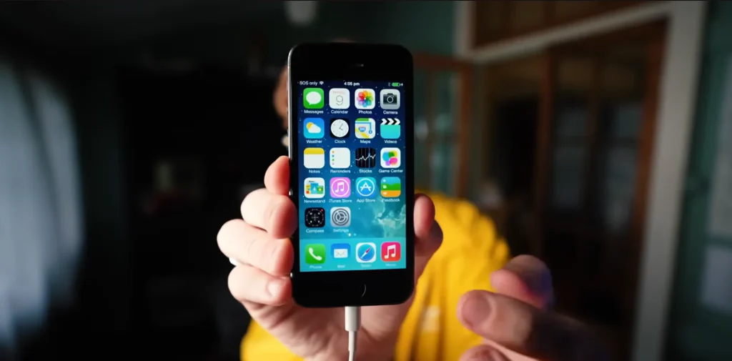 Australian shows what happens when you force an iPhone to run 2 versions of iOS and it got very interesting
