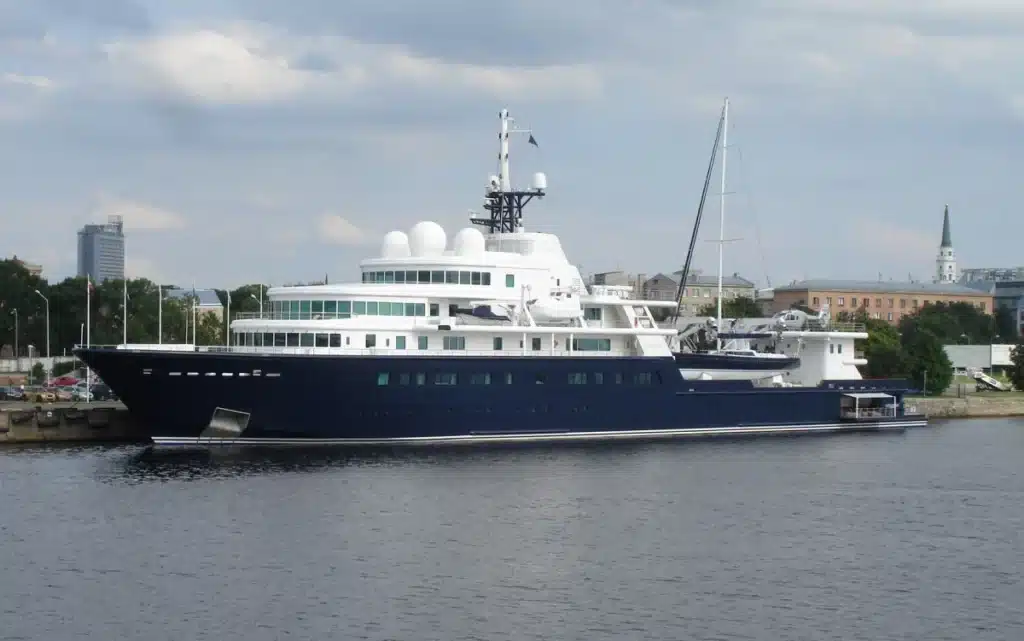 Russian-billionaire-lost-a-175-million-superyacht-on-a-bet